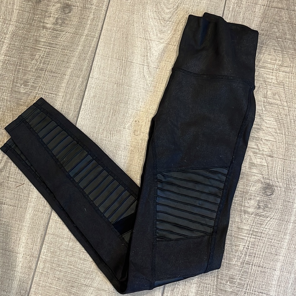 Like new Alo Moto workout leggings size small